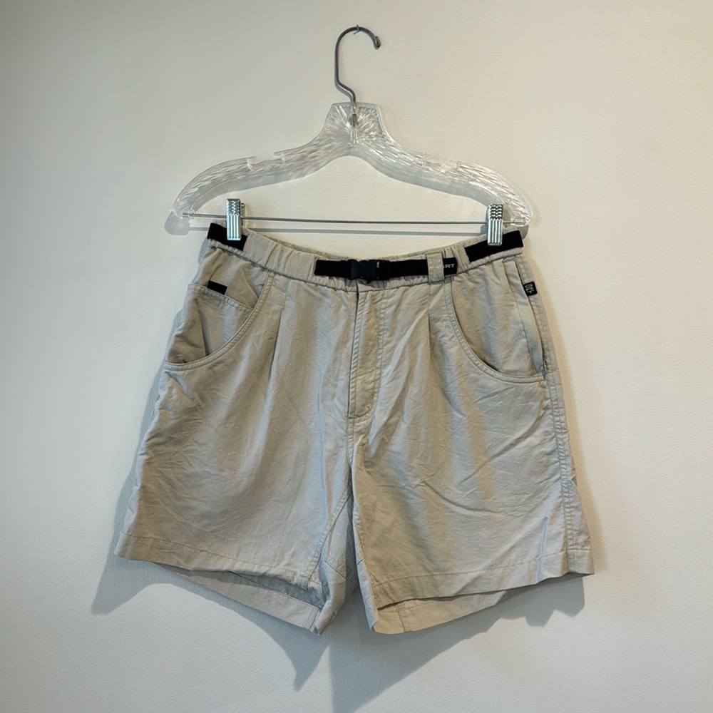 Columbia GRT shorts size medium in khaki color